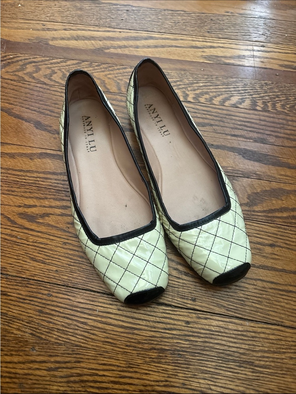 ANY'LÜ Quilted Cream Ballet Flats with Black Trim